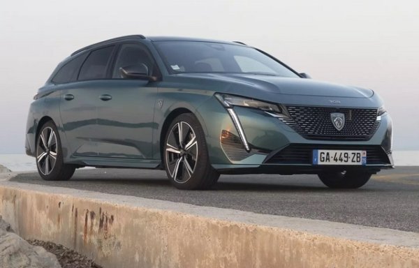 При най-новото Peugeot 308 хечбекът изглежда голям, а комбито е огромно. Peugeot 405 от 1987 г. е далеч по-малък &ndash; с 24 см, въпреки че принадлежи към по-големия клас D. Peugeot 308 SW (трето поколение, 2021 г. - дължина/ширина/височина: 4636 мм/1852 мм/1442 мм).